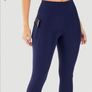 Fabletics Pure Luxe legging. Oasis 7/8- Abyss L